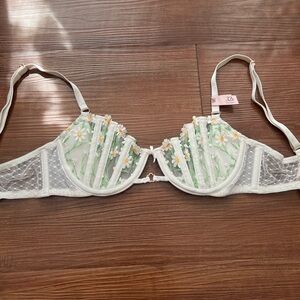 Victoria's Secret 'Dream Angels' Daisy Embroidered Bra NWT 🌼